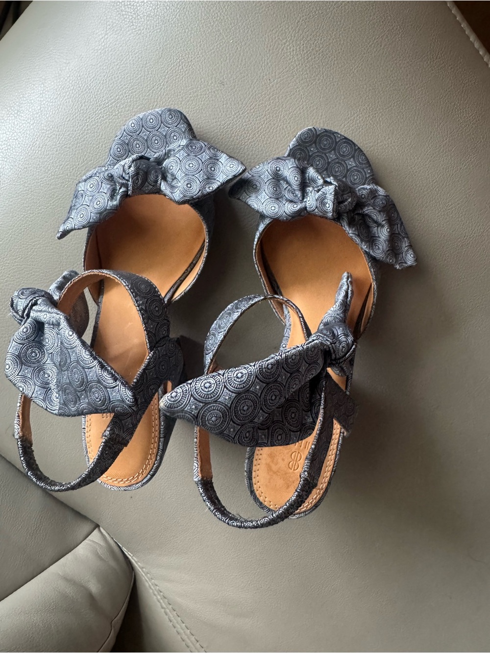 Bill Blass Women’s Bow Block Heel Sandals Gray/Blue Size 7.5
